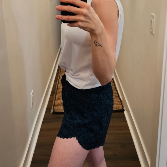 Lululemon Womens Blue Black Abstract Drawstring Waist Athletic Shorts Size 4 - Picture 3 of 8